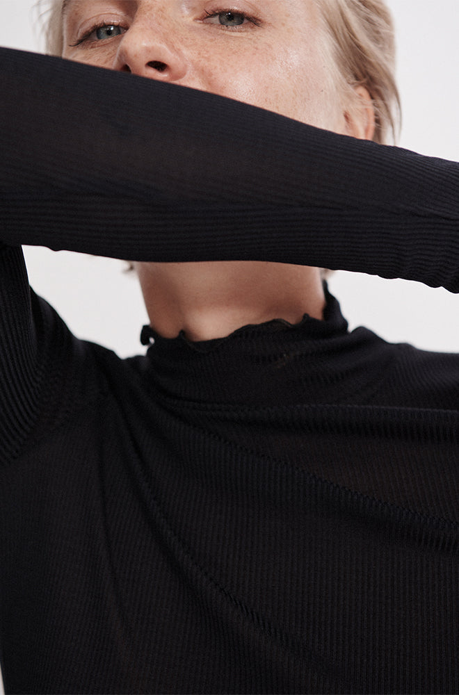 RIBBED TURTLENECK BLACK